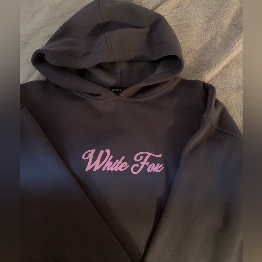 White Fox Season 7 Sweatshirt & Sweatpants Set